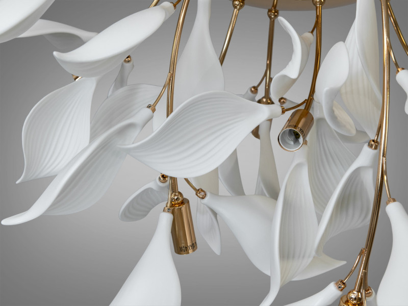 Стельова люстра з фарфоровими елементами, 16 ламп, золотиста