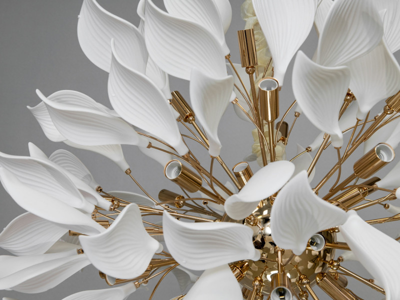Підвісна люстра з порцеляновими елементами, 40 ламп, золотоиста